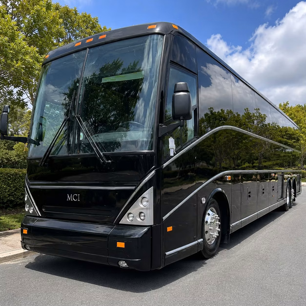 long distance corporate bus rentals from des moines to kansas city chicago minneapolis and beyond